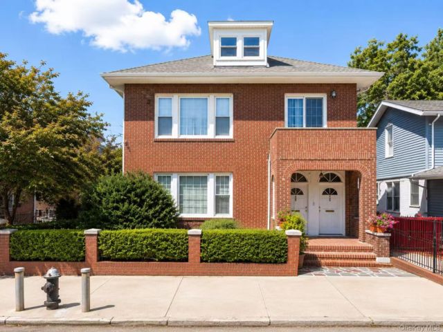  5 BR,  2.00 BTH &nbsp;Colonial style home in Riverdale