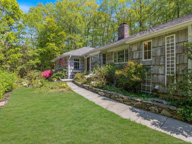  5 BR,  4.00 BTH &nbsp;Ranch style home in Oyster Bay Cove