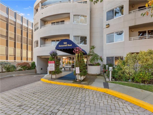  2 BR,  3.00 BTH &nbsp;Contemporary style home in Great Neck