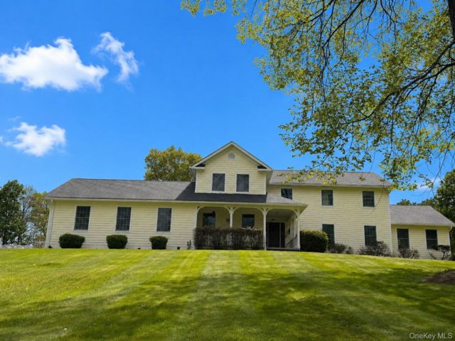  4 BR,  3.00 BTH &nbsp;Colonial style home in Washingtonville