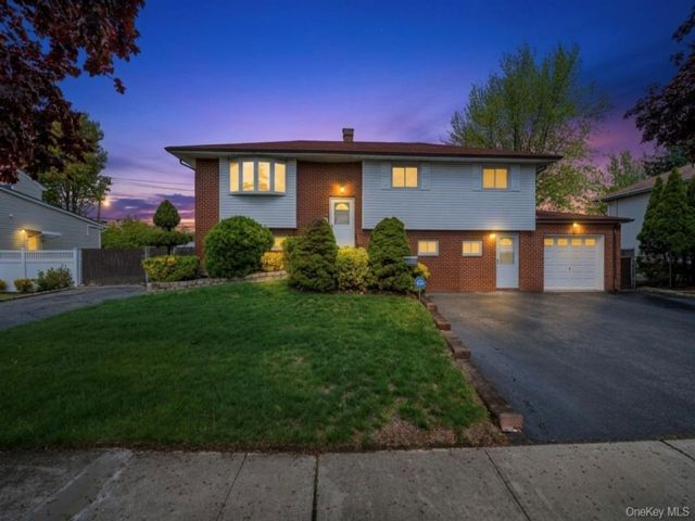  5 BR,  3.00 BTH &nbsp;Hi ranch style home in Deer Park