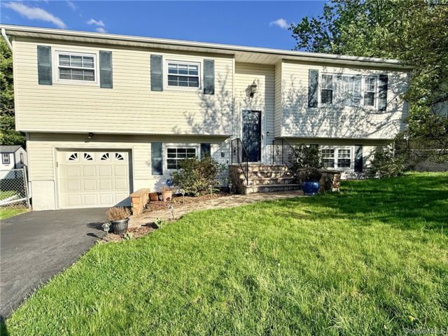  4 BR,  3.00 BTH &nbsp;Split level style home in Middletown