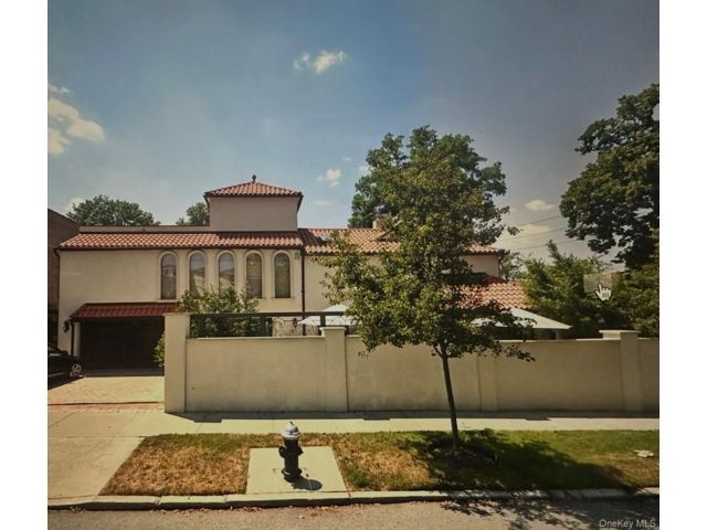  4 BR,  5.00 BTH &nbsp;Mediterranean style home in Beechhurst