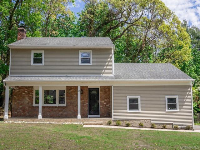  3 BR,  3.00 BTH &nbsp;Colonial style home in Stony Brook