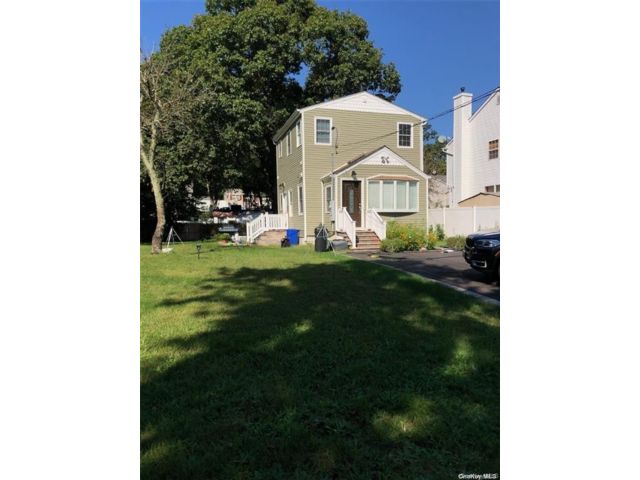  2 BR,  2.00 BTH &nbsp;Farmhouse style home in Ronkonkoma