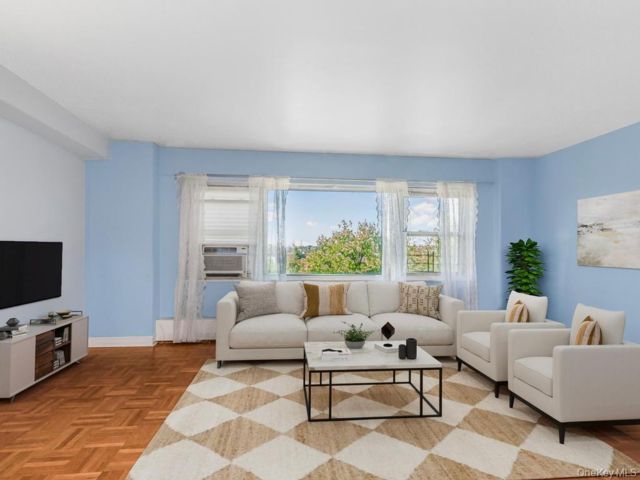  2 BR,  1.00 BTH &nbsp;Other style home in Jerome Avenue