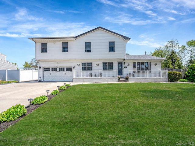  4 BR,  4.00 BTH &nbsp;Colonial style home in Brentwood