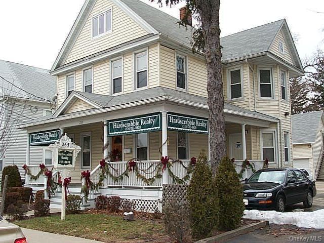  4 BR,  1.00 BTH &nbsp;Colonial style home in Farmingdale