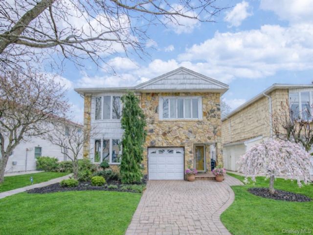  4 BR,  4.00 BTH &nbsp;Raised ranch style home in Heartland Village