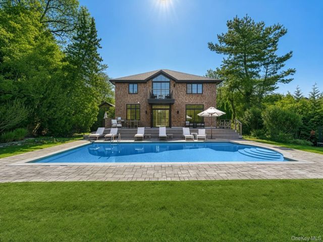  4 BR,  5.00 BTH &nbsp;Traditional style home in Southampton