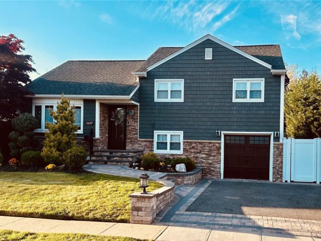  4 BR,  3.00 BTH &nbsp;Split level style home in Wantagh
