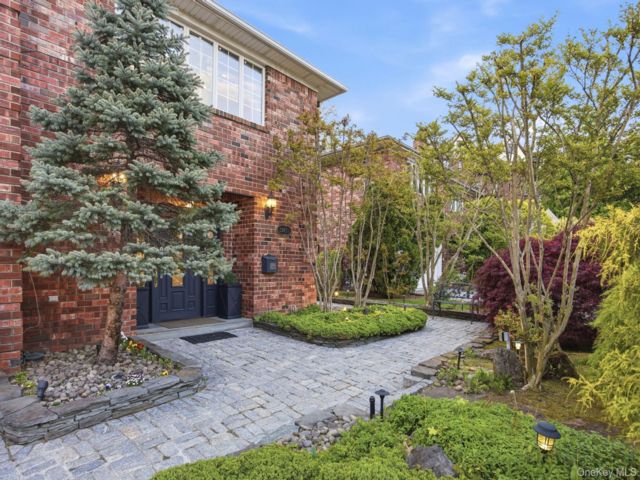  3 BR,  3.00 BTH &nbsp;Raised ranch style home in Douglaston
