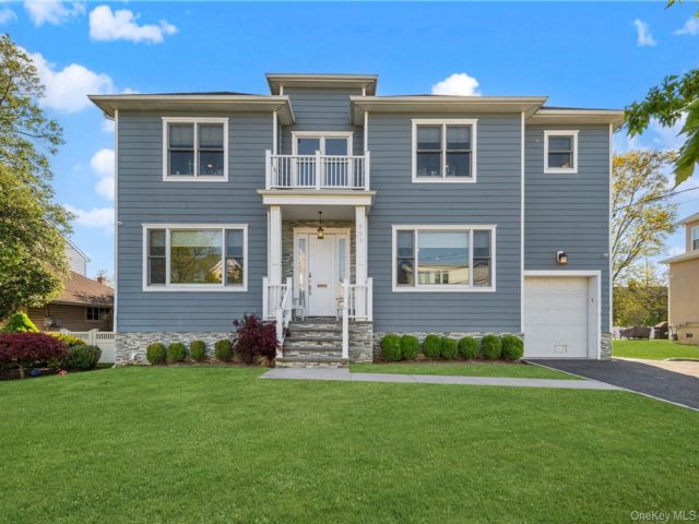  6 BR,  5.00 BTH &nbsp;Colonial style home in Woodmere