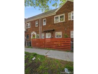  3 BR,  3.00 BTH &nbsp;House style home in East New York
