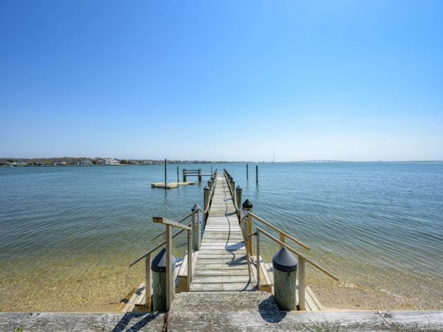  3 BR,  4.00 BTH &nbsp;Contemporary style home in Hampton Bays