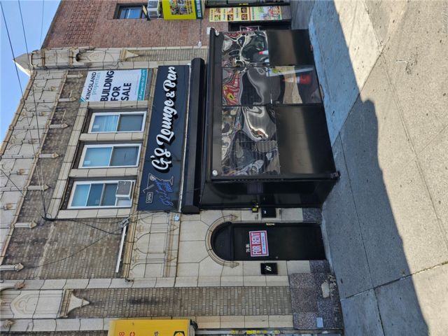 Studio,  0.00 BTH &nbsp;Commercial style home in Woodhaven