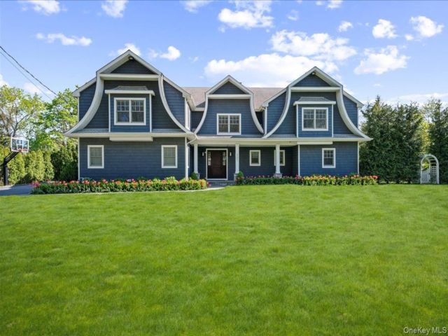  6 BR,  7.00 BTH &nbsp;Colonial style home in Hewlett Neck