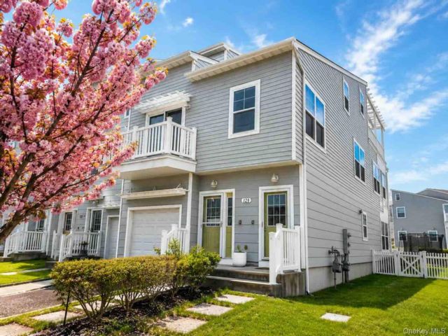  4 BR,  0.00 BTH &nbsp;House style home in Arverne