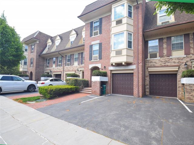  2 BR,  2.00 BTH &nbsp;Condo style home in Bayside