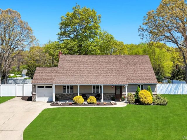  4 BR,  2.00 BTH &nbsp;Exp cape style home in Miller Place