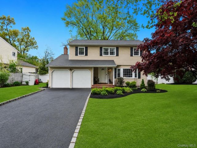  4 BR,  3.00 BTH &nbsp;Colonial style home in Hauppauge