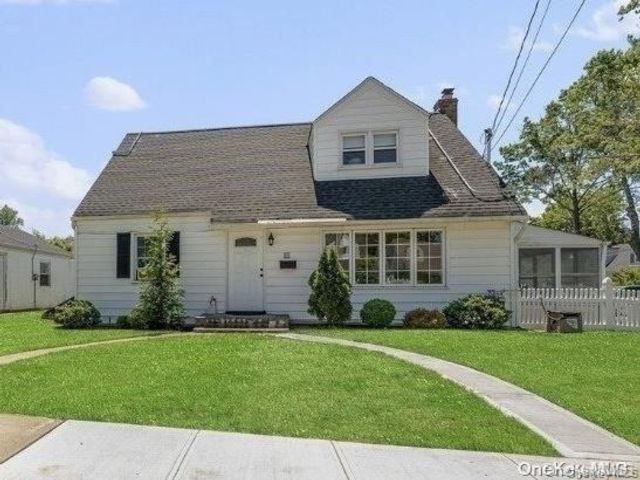  4 BR,  2.00 BTH &nbsp;Exp cape style home in Valley Stream