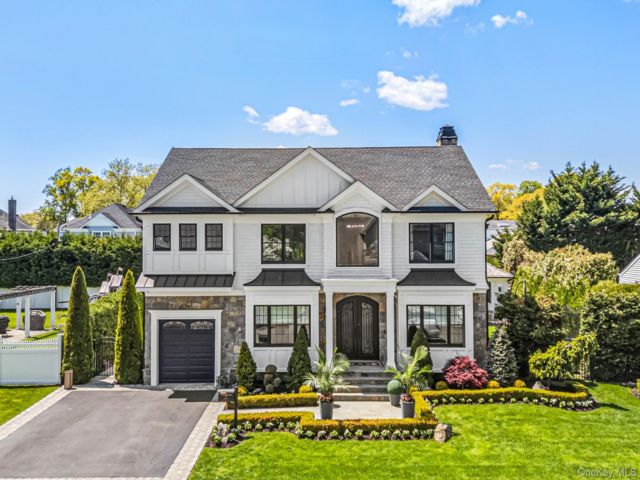  4 BR,  3.00 BTH &nbsp;Colonial style home in Westbury