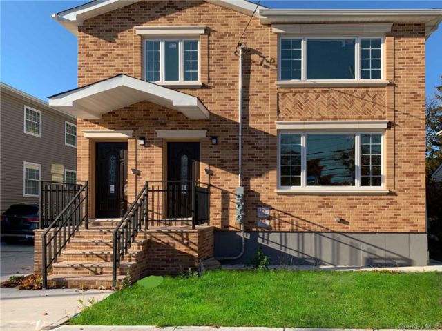  4 BR,  2.00 BTH &nbsp;Colonial style home in Saint Albans