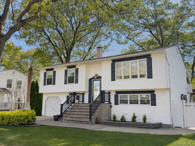  4 BR,  2.00 BTH &nbsp;Hi ranch style home in Holbrook