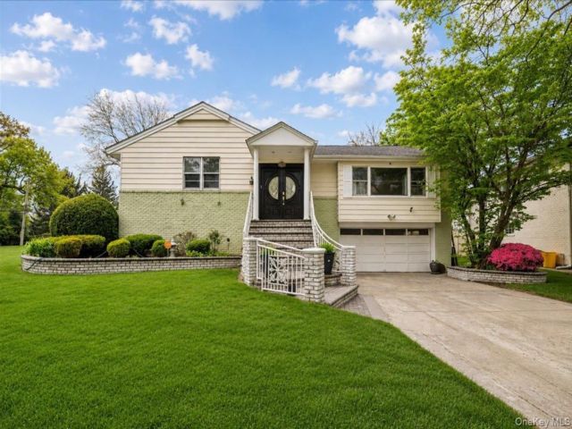  5 BR,  3.00 BTH &nbsp;Hi ranch style home in North Woodmere