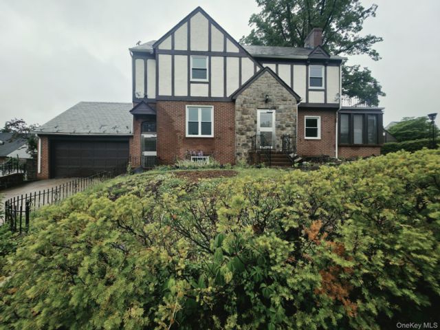  3 BR,  4.00 BTH &nbsp;Colonial style home in Jamaica Estates