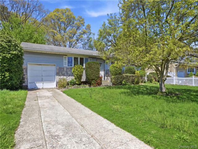  3 BR,  1.00 BTH &nbsp;Ranch style home in Brentwood