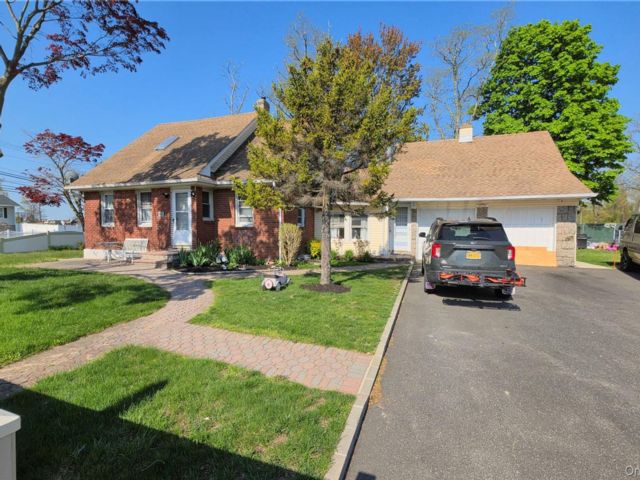  5 BR,  2.00 BTH &nbsp;Exp cape style home in Brentwood