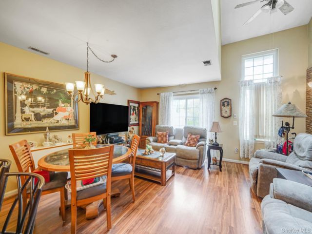 [PHOTO]