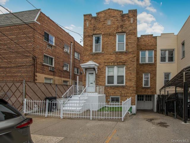  4 BR,  2.00 BTH &nbsp;Other style home in Throggs Neck