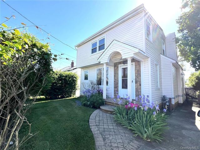  2 BR,  2.00 BTH &nbsp;Colonial style home in Atlantic Beach