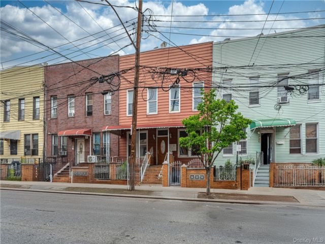  9 BR,  6.00 BTH &nbsp;House style home in Windsor Terrace