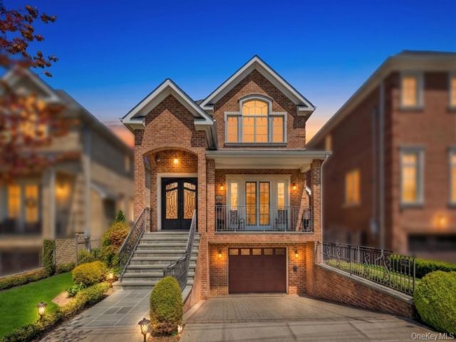  4 BR,  4.00 BTH &nbsp;Colonial style home in Whitestone