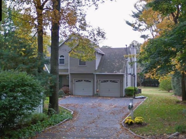 3 BR,  3.00 BTH &nbsp;Colonial style home in Huntington Station