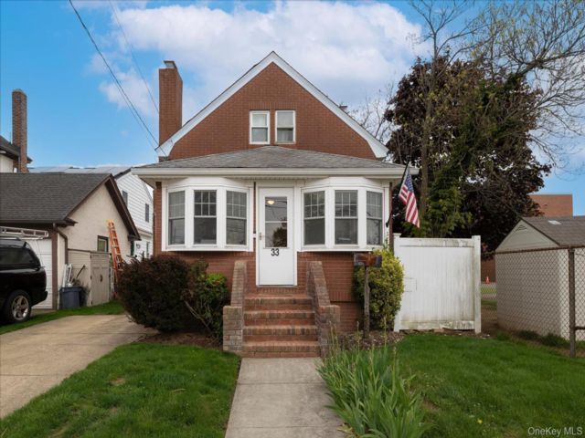  1 BR,  2.00 BTH &nbsp;Bungalow style home in East Rockaway