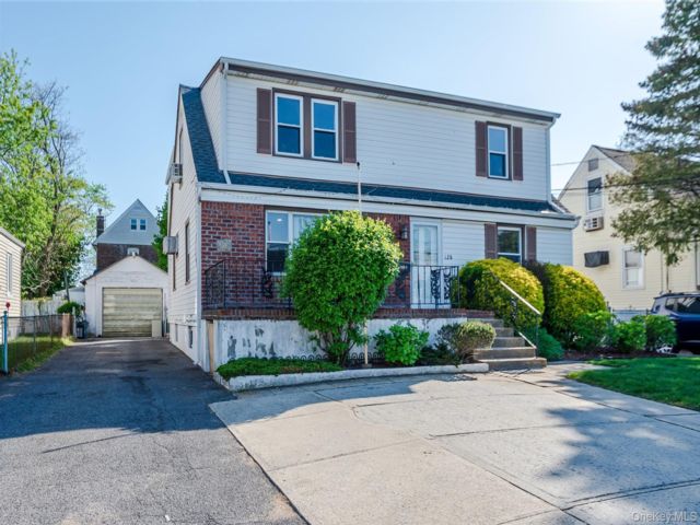  6 BR,  3.00 BTH &nbsp;Hi ranch style home in Lynbrook