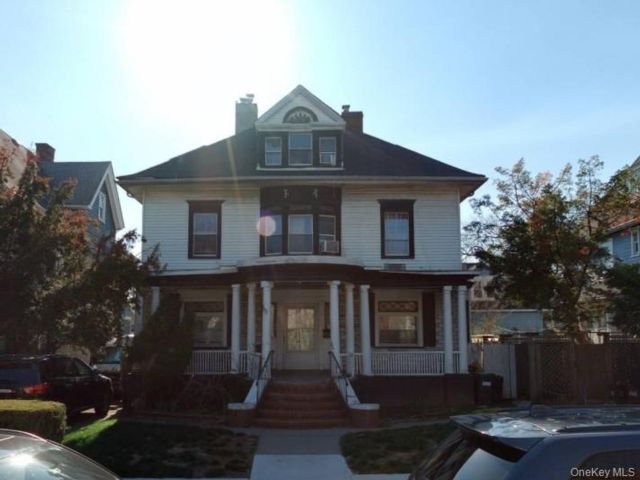  7 BR,  4.00 BTH &nbsp;Colonial style home in Flatbush