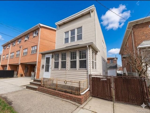 4 BR,  2.00 BTH &nbsp;House style home in Fresh Meadows