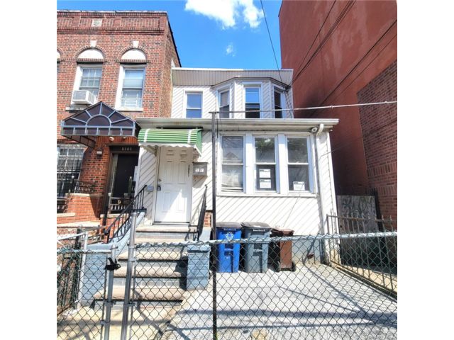  6 BR,  4.00 BTH &nbsp;House style home in Woodside