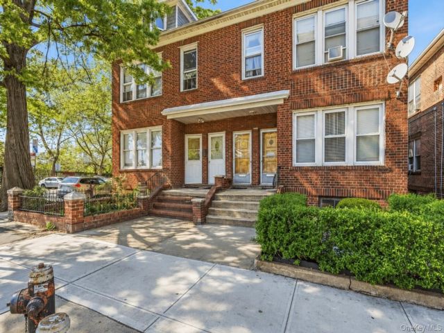  6 BR,  3.00 BTH &nbsp;House style home in Jackson Heights