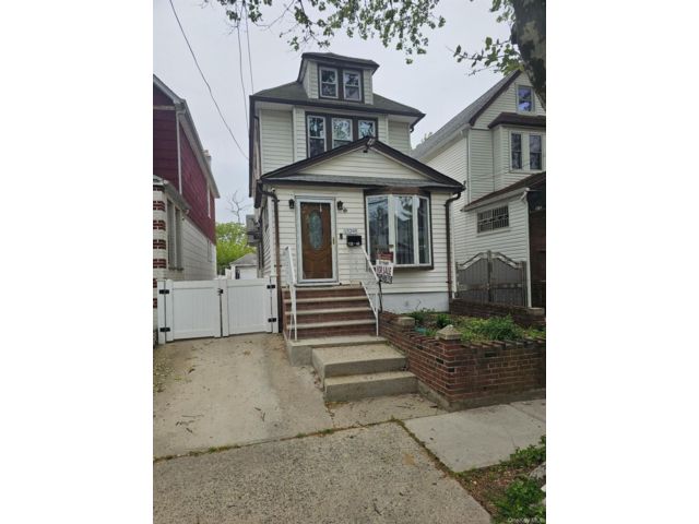  3 BR,  2.00 BTH &nbsp;Colonial style home in South Ozone Park