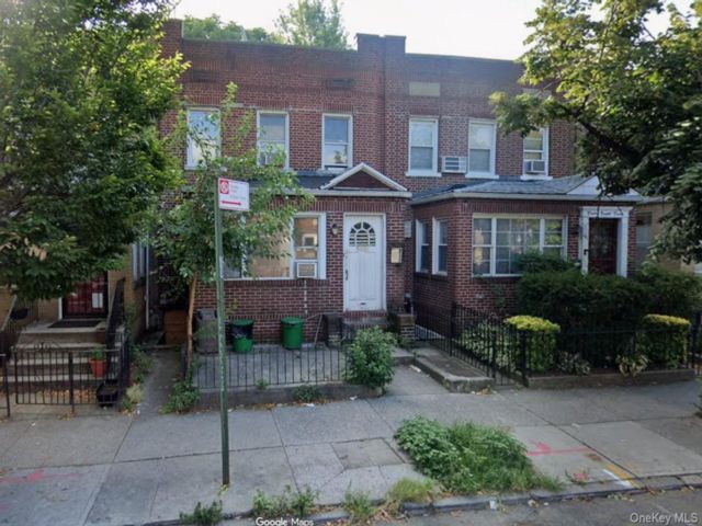  4 BR,  2.00 BTH &nbsp;Colonial style home in Astoria