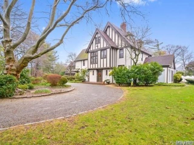  6 BR,  7.00 BTH &nbsp;Colonial style home in Hewlett Neck