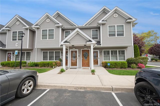  2 BR,  2.00 BTH &nbsp;Condo style home in Westbury