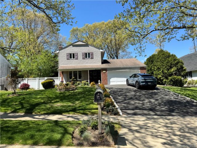  5 BR,  4.00 BTH &nbsp;Colonial style home in Kings Park